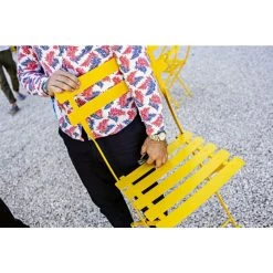 Chaise De Jardin Pliante FERMOB Bistro Métal - Miel -Faites partie du mobilier de jardin. 010173 chaise de jardin pliante fermob bistro metal miel ambiance 2