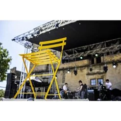 Chaise De Jardin Pliante FERMOB Bistro Métal - Miel -Faites partie du mobilier de jardin. 010173 chaise de jardin pliante fermob bistro metal miel ambiance