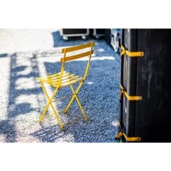 Chaise De Jardin Pliante FERMOB Bistro Métal - Miel -Faites partie du mobilier de jardin. 010173 chaise de jardin pliante fermob bistro metal miel ambiance 4