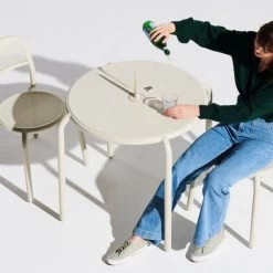 Table De Jardin 2 Personnes Fatboy Toní Bistreau - Desert -Faites partie du mobilier de jardin. 103816 table jardin fatboy toni bistreau desert utilisation 1