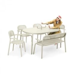 Table De Jardin 6 Personnes Fatboy Toní Tavolo - Desert -Faites partie du mobilier de jardin. 104308 table jardin fatboy toni tavolo desert ambiance 2