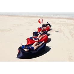 Pouf Gonflable Fatboy Lamzac 3.0 - Bleu Foncé 7 Pouf Gonflable Fatboy Lamzac 3.0 - Bleu Foncé -Faites partie du mobilier de jardin. 104496 pouf gonflable fatboy lamzac bleu fonce ambiance