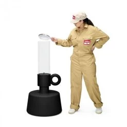 Lampe Fatboy Flamtastique - Anthracite -Faites partie du mobilier de jardin. 104683 lampe huile fatboy flamtastique anthracite personne