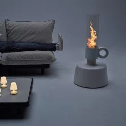 Lampe Fatboy Flamtastique - Anthracite -Faites partie du mobilier de jardin. 104683 lampe huile fatboy flamtastique anthracite personne ambiance