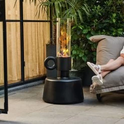 Lampe Fatboy Flamtastique - Anthracite -Faites partie du mobilier de jardin. 104683 lampe huile fatboy flamtastique anthracite personne ambiance 3