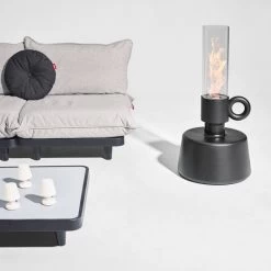 Lampe Fatboy Flamtastique - Anthracite -Faites partie du mobilier de jardin. 104683 lampe huile fatboy flamtastique anthracite personne ambiance 4