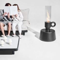 Lampe Fatboy Flamtastique - Anthracite -Faites partie du mobilier de jardin. 104683 lampe huile fatboy flamtastique anthracite personne ambiance couple