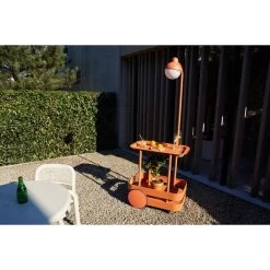 Chariot Desserte Fatboy Jolly Trolley - Tangerine -Faites partie du mobilier de jardin. 105836 chariot desserte fatboy jolly trolley tangerine ambiance 2
