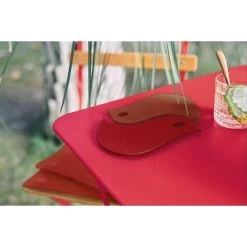 Dessous De Plat FERMOB Oiseaux - Rouge Ocre / Piment -Faites partie du mobilier de jardin. 300208 dessous plat fermob oiseaux rouge ocre piment ambiance