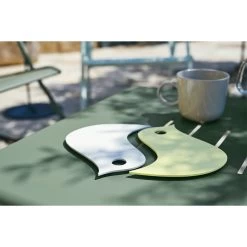 Dessous De Plat FERMOB Oiseaux - Citron Givré / Blanc Coton -Faites partie du mobilier de jardin. 300211 dessous plat fermob oiseaux citron givre blanc coton ambiance