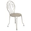 Chaise De Jardin Empilable FERMOB Montmartre - Muscade -Faites partie du mobilier de jardin. 460114 chaise jardin empilable fermob montmartre muscade