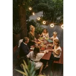 Guirlande Lumineuse FERMOB Hoop - Cerise Noire 11 Guirlande Lumineuse FERMOB Hoop - Cerise Noire -Faites partie du mobilier de jardin. guirlande hoop cerise noire ambiance 1