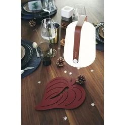 Lampe Nomade FERMOB Balad H 25 Cm - Ocre Rouge -Faites partie du mobilier de jardin. lampe balad 25 ocre rouge ambiance table min