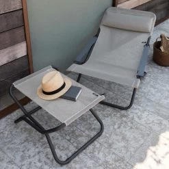 Repose-pieds LAFUMA Next Batyline Iso - Seigle -Faites partie du mobilier de jardin. lfm2718.8548 repose pieds lafuma next batyline iso seigle ambiance 3