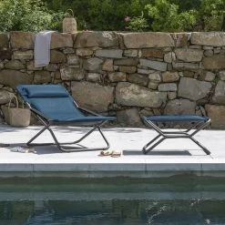 Repose-pieds LAFUMA Next BeComfort - Bleu Encre -Faites partie du mobilier de jardin. lfm2828 8900 repose pieds lafuma next becomfort bleu encre ambiance