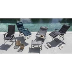 Fauteuil Relax Pliant LAFUMA Evolution BeComfort - Gris Foncé -Faites partie du mobilier de jardin. lfm2830 fauteuil relax pliant lafuma evolution becomfort ambiance piscine