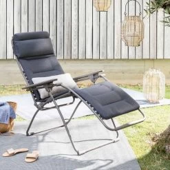 Fauteuil Relax Pliant LAFUMA Futura BeComfort - Gris Foncé -Faites partie du mobilier de jardin. lfm3130 fauteuil relax pliant lafuma futura becomfort ambiance 3 min