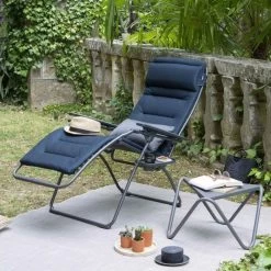 Fauteuil Relax Pliant LAFUMA Futura BeComfort - Bleu Encre -Faites partie du mobilier de jardin. lfm3130 fauteuil relax pliant lafuma futura becomfort ambiance min 1