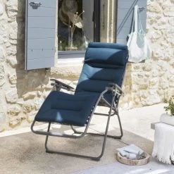 Fauteuil Relax Pliant LAFUMA Futura BeComfort XL - Bleu Encre -Faites partie du mobilier de jardin. lfm3131.8900 fauteuil relax pliant lafuma futura becomfort xl bleu encre ambiance 2
