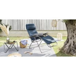Fauteuil Relax Pliant LAFUMA Futura BeComfort XL - Bleu Encre -Faites partie du mobilier de jardin. lfm3131.8900 fauteuil relax pliant lafuma futura becomfort xl bleu encre ambiance 3