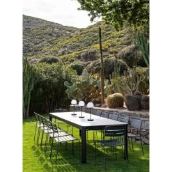 Lampe FERMOB Mooon! - Bleu Acapulco -Faites partie du mobilier de jardin. mooon lampe bleu acapulco ambiance 2 min