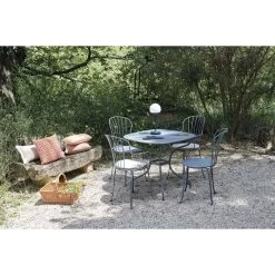 Lampe FERMOB Mooon! - Bleu Acapulco -Faites partie du mobilier de jardin. mooon lampe bleu acapulco ambiance 4 min