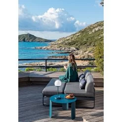 Lampe FERMOB Mooon! - Bleu Acapulco -Faites partie du mobilier de jardin. mooon lampe bleu acapulco ambiance 5 min