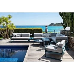 Lampe FERMOB Mooon! - Bleu Acapulco -Faites partie du mobilier de jardin. mooon lampe bleu acapulco ambiance 6 min