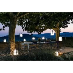 Lampe FERMOB Mooon! - Bleu Acapulco -Faites partie du mobilier de jardin. mooon lampe bleu acapulco ambiance 7 min