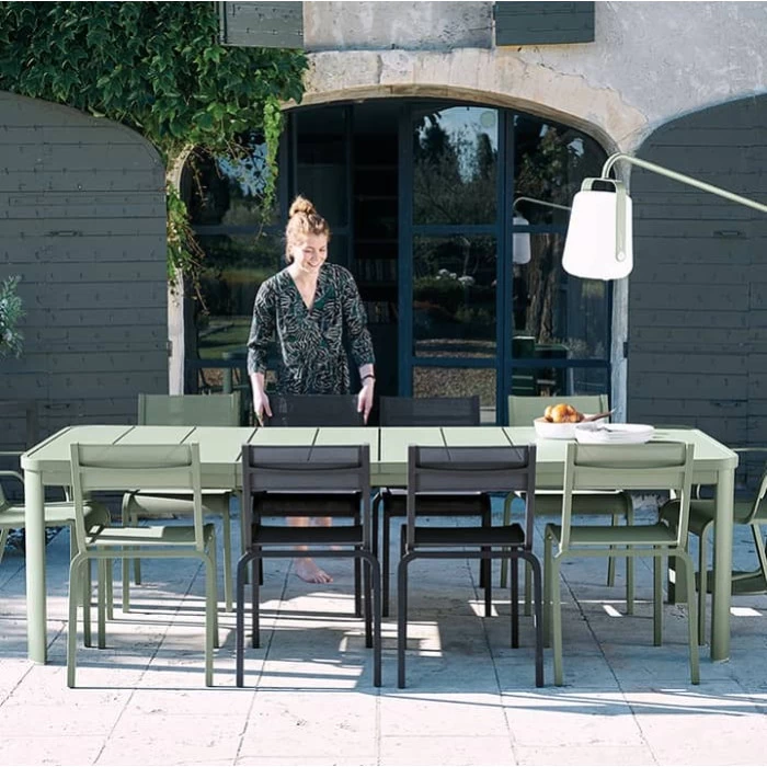 Table De Jardin 10 Personnes Avec 2 Rallonges FERMOB Oléron 155 / 255 X 100 Cm - Romarin 10 Table De Jardin 10 Personnes Avec 2 Rallonges FERMOB Oléron 155 / 255 X 100 Cm - Romarin – Image 8