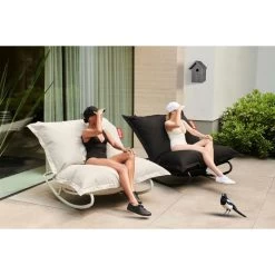 Pack Rocking Chair Rock'n'Roll Gris Clair + Pouf Original Outdoor Gris Orage Fatboy -Faites partie du mobilier de jardin. pack 103161 original outdoor gris orage ambiance 1